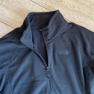 Ladies NWOT The North Face fleece black pullover